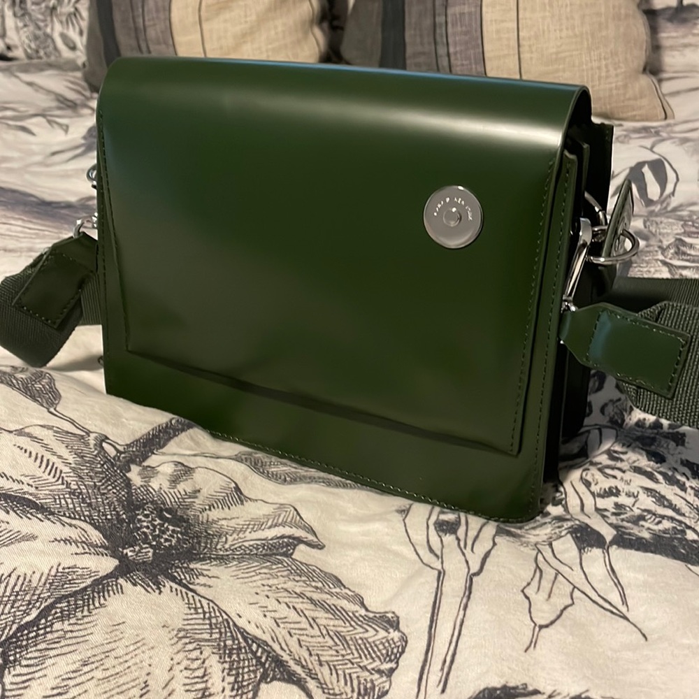 Kara Pinch bag green